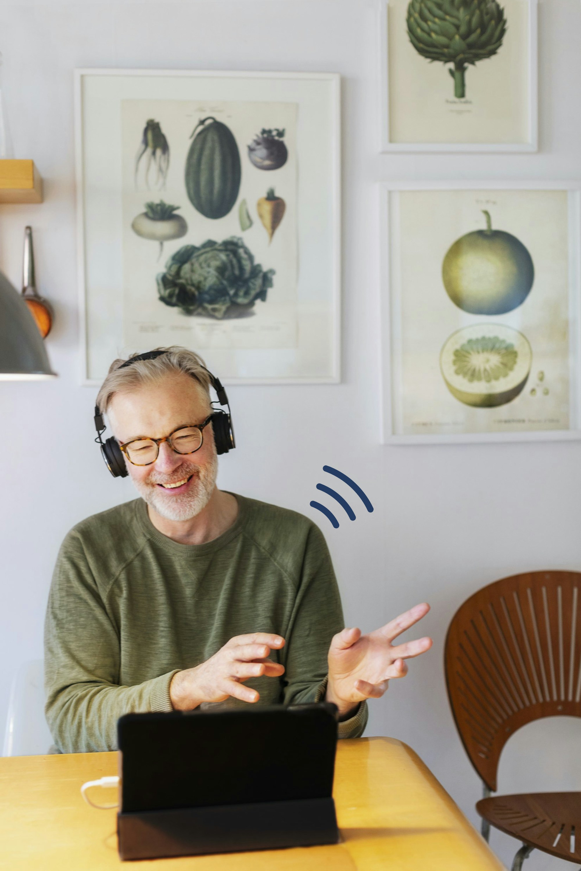 Mand headset smiler videokonsultasjon